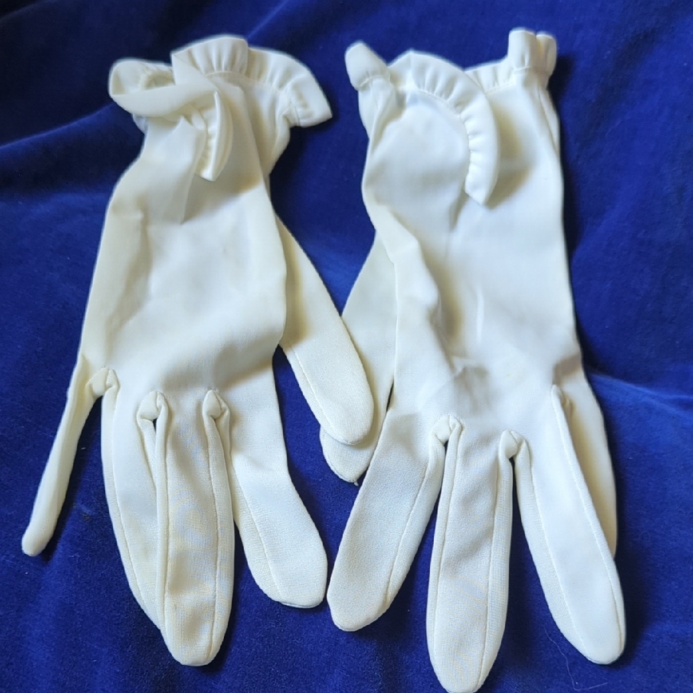 Vintage, Elegant Off White Gloves
